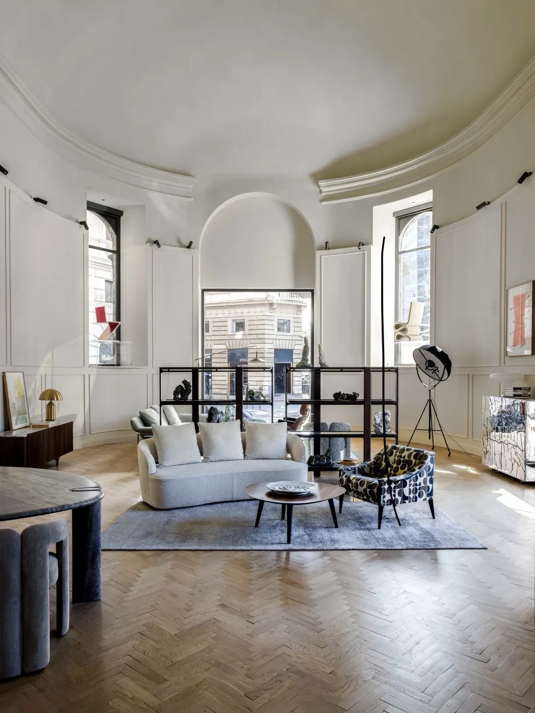Appartamento ristrutturato a Roma con boiserie e parquet in rovere