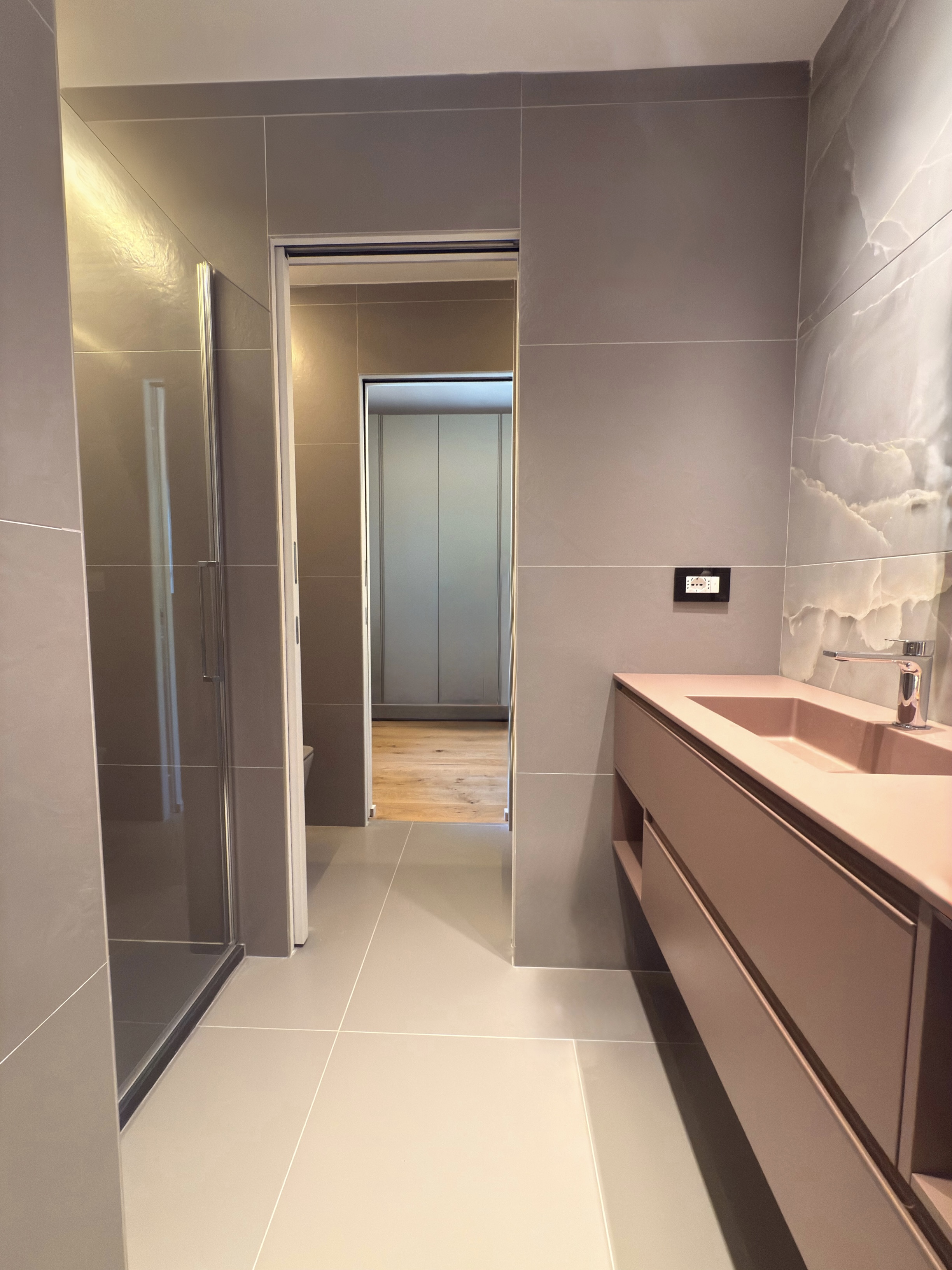 Bagno moderno con mobili sospesi e box doccia