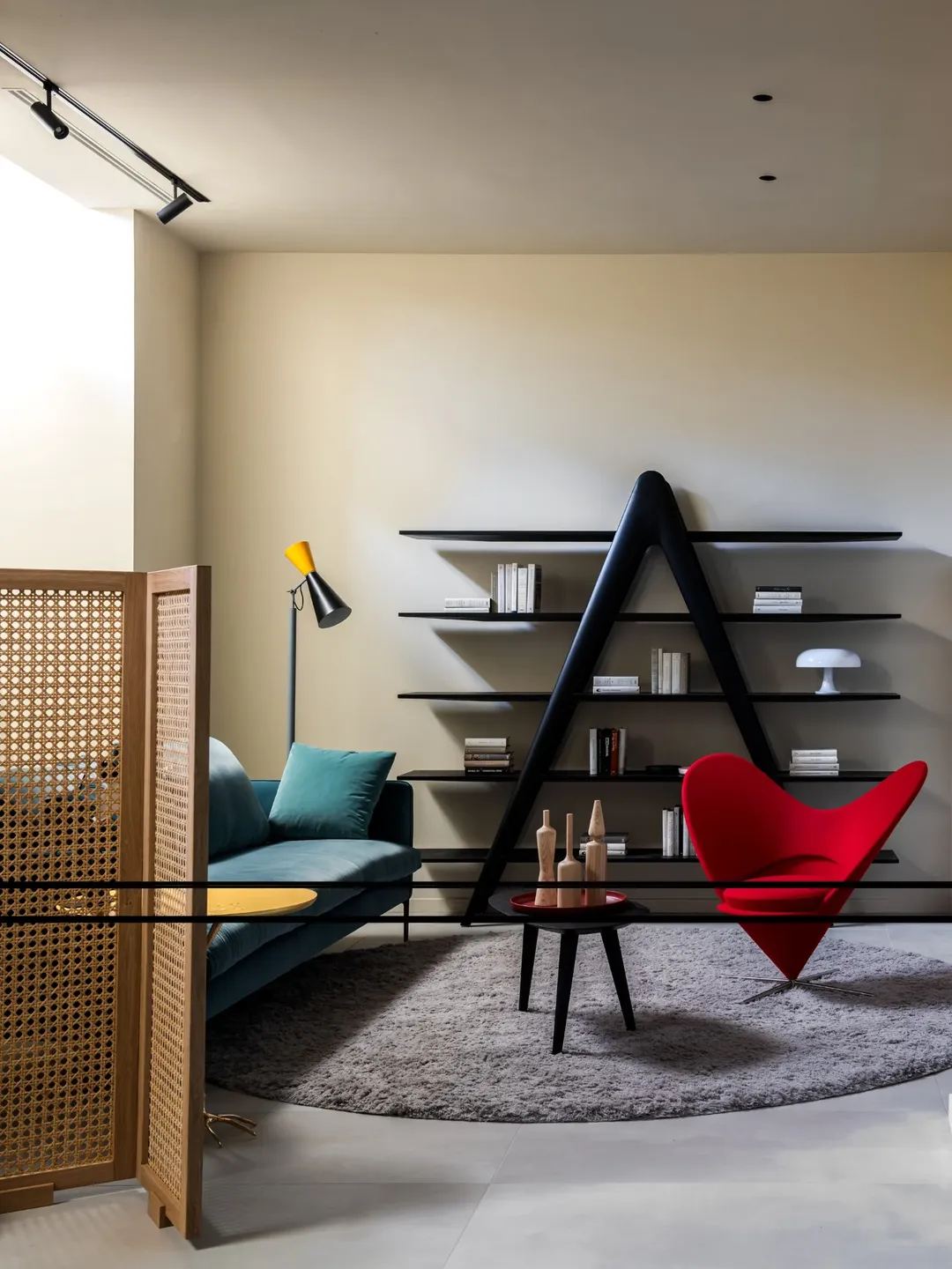 Showroom con libreria a giorno e poltrona design