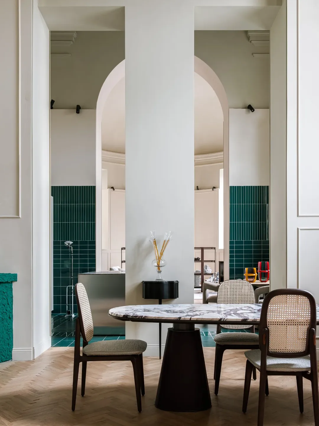 Sala da pranzo ristrutturata con pavimento in parquet a spina di pesce