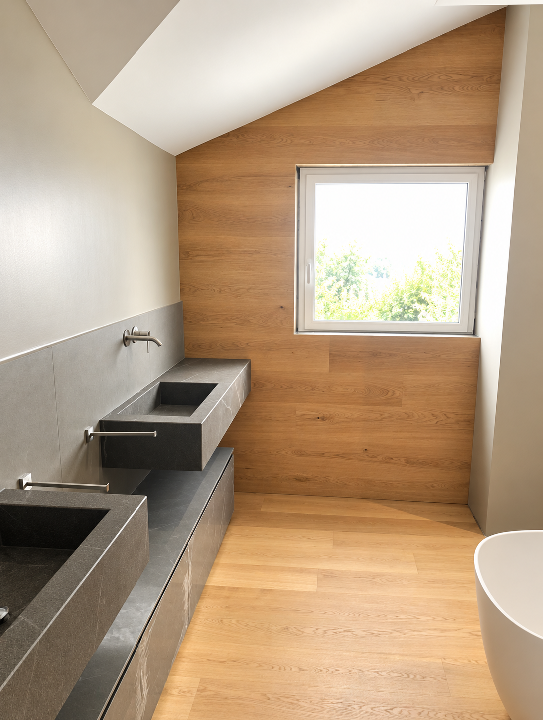Bagno ristrutturato con rivestimento in legno e doppi lavabi in pietra