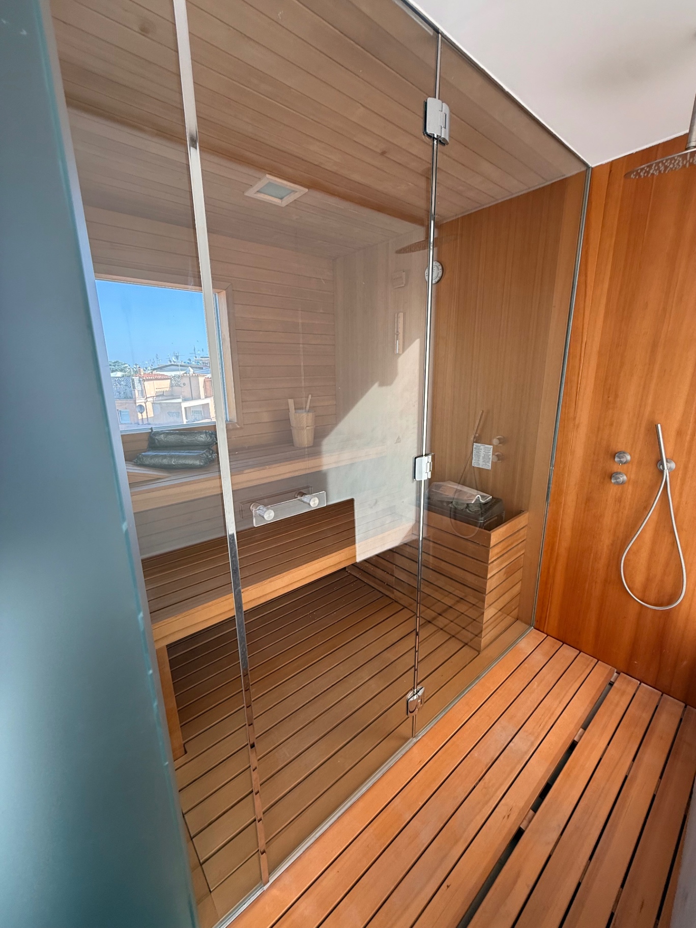 Sauna e doccia in legno pregiato su misura